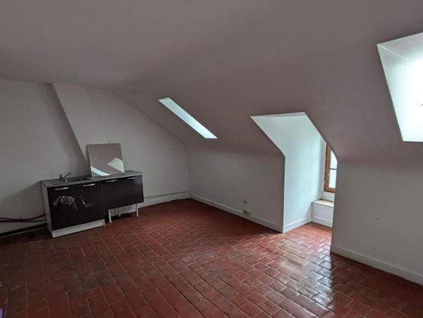 Proche prieuré, immeuble 3 appartements + local commercial (actuellement loué)