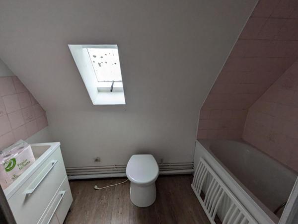 Proche prieuré, immeuble 3 appartements + local commercial (actuellement loué)