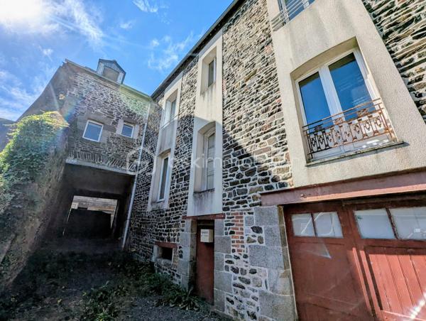 FOUGERES Cœur de ville - BSK Immobilier - Idéal investisseur avec un emplacement privilégié situé au centre ville de FOUGERES 35300, venez découvrir cet immeuble de rapport à rénover de 3 appartements et 1 cellule commerciale, préau et garage.

Ce bien avec possibilité de division comprend : 

Au rdc : Une cellule commerciale de 80m² environ avec un accueil / vitrine, 3 bureaux, une kitchenette, WC, des placards de rangement, un espace photocopieur, une salle de réunion avec son placard de stockage. Libre

Au 1er étage : Un appartement de 70,7m² environ avec une entrée, espace cuisine, pièce de vie surélevée, 2 chambres, salle de bain, wc séparés. Libre

Un studio de 22,3m² avec pièce de vie/chambre, une cuisine, salle d'eau avec WC. Libre

Au 2ème étage : Un appartement sous combles de 45,4m² comprenant un pièce de vie avec cuisine, 2 espaces nuits/chambres, une salle de bain, wc séparés (PAS DE PHOTOS SUR L'ANNONCE), actuellement loué

Un garage, grenier et un préau pour stationnement complètent le bien.
Plusieurs accès possibles pour division de l'appartement, grenier potentiellement aménageable sous validation de la collectivité.
Travaux à prévoir

Les plus : Centre ville, potentiel, investisseurs, ...