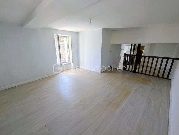 FOUGERES Cœur de ville - BSK Immobilier - Idéal investisseur avec un emplacement privilégié situé au centre ville de FOUGERES 35300, venez découvrir cet immeuble de rapport à rénover de 3 appartements et 1 cellule commerciale, préau et garage.

Ce bien avec possibilité de division comprend : 

Au rdc : Une cellule commerciale de 80m² environ avec un accueil / vitrine, 3 bureaux, une kitchenette, WC, des placards de rangement, un espace photocopieur, une salle de réunion avec son placard de stockage. Libre

Au 1er étage : Un appartement de 70,7m² environ avec une entrée, espace cuisine, pièce de vie surélevée, 2 chambres, salle de bain, wc séparés. Libre

Un studio de 22,3m² avec pièce de vie/chambre, une cuisine, salle d'eau avec WC. Libre

Au 2ème étage : Un appartement sous combles de 45,4m² comprenant un pièce de vie avec cuisine, 2 espaces nuits/chambres, une salle de bain, wc séparés (PAS DE PHOTOS SUR L'ANNONCE), actuellement loué

Un garage, grenier et un préau pour stationnement complètent le bien.
Plusieurs accès possibles pour division de l'appartement, grenier potentiellement aménageable sous validation de la collectivité.
Travaux à prévoir

Les plus : Centre ville, potentiel, investisseurs, ...