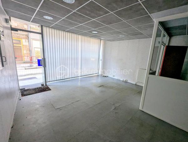 FOUGERES Cœur de ville - BSK Immobilier - Idéal investisseur avec un emplacement privilégié situé au centre ville de FOUGERES 35300, venez découvrir cet immeuble de rapport à rénover de 3 appartements et 1 cellule commerciale, préau et garage.

Ce bien avec possibilité de division comprend : 

Au rdc : Une cellule commerciale de 80m² environ avec un accueil / vitrine, 3 bureaux, une kitchenette, WC, des placards de rangement, un espace photocopieur, une salle de réunion avec son placard de stockage. Libre

Au 1er étage : Un appartement de 70,7m² environ avec une entrée, espace cuisine, pièce de vie surélevée, 2 chambres, salle de bain, wc séparés. Libre

Un studio de 22,3m² avec pièce de vie/chambre, une cuisine, salle d'eau avec WC. Libre

Au 2ème étage : Un appartement sous combles de 45,4m² comprenant un pièce de vie avec cuisine, 2 espaces nuits/chambres, une salle de bain, wc séparés (PAS DE PHOTOS SUR L'ANNONCE), actuellement loué

Un garage, grenier et un préau pour stationnement complètent le bien.
Plusieurs accès possibles pour division de l'appartement, grenier potentiellement aménageable sous validation de la collectivité.
Travaux à prévoir

Les plus : Centre ville, potentiel, investisseurs, ...