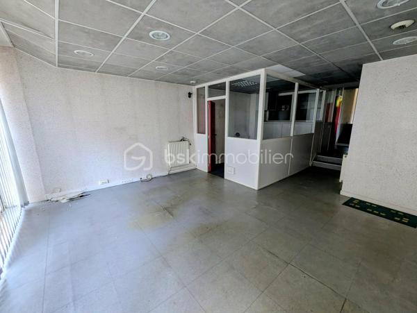 FOUGERES Cœur de ville - BSK Immobilier - Idéal investisseur avec un emplacement privilégié situé au centre ville de FOUGERES 35300, venez découvrir cet immeuble de rapport à rénover de 3 appartements et 1 cellule commerciale, préau et garage.

Ce bien avec possibilité de division comprend : 

Au rdc : Une cellule commerciale de 80m² environ avec un accueil / vitrine, 3 bureaux, une kitchenette, WC, des placards de rangement, un espace photocopieur, une salle de réunion avec son placard de stockage. Libre

Au 1er étage : Un appartement de 70,7m² environ avec une entrée, espace cuisine, pièce de vie surélevée, 2 chambres, salle de bain, wc séparés. Libre

Un studio de 22,3m² avec pièce de vie/chambre, une cuisine, salle d'eau avec WC. Libre

Au 2ème étage : Un appartement sous combles de 45,4m² comprenant un pièce de vie avec cuisine, 2 espaces nuits/chambres, une salle de bain, wc séparés (PAS DE PHOTOS SUR L'ANNONCE), actuellement loué

Un garage, grenier et un préau pour stationnement complètent le bien.
Plusieurs accès possibles pour division de l'appartement, grenier potentiellement aménageable sous validation de la collectivité.
Travaux à prévoir

Les plus : Centre ville, potentiel, investisseurs, ...