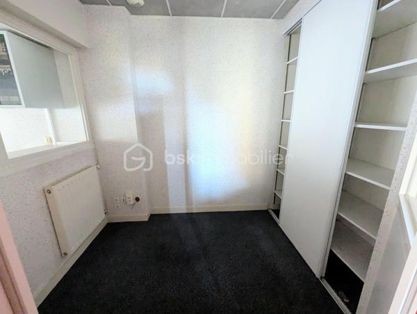 FOUGERES Cœur de ville - BSK Immobilier - Idéal investisseur avec un emplacement privilégié situé au centre ville de FOUGERES 35300, venez découvrir cet immeuble de rapport à rénover de 3 appartements et 1 cellule commerciale, préau et garage.

Ce bien avec possibilité de division comprend : 

Au rdc : Une cellule commerciale de 80m² environ avec un accueil / vitrine, 3 bureaux, une kitchenette, WC, des placards de rangement, un espace photocopieur, une salle de réunion avec son placard de stockage. Libre

Au 1er étage : Un appartement de 70,7m² environ avec une entrée, espace cuisine, pièce de vie surélevée, 2 chambres, salle de bain, wc séparés. Libre

Un studio de 22,3m² avec pièce de vie/chambre, une cuisine, salle d'eau avec WC. Libre

Au 2ème étage : Un appartement sous combles de 45,4m² comprenant un pièce de vie avec cuisine, 2 espaces nuits/chambres, une salle de bain, wc séparés (PAS DE PHOTOS SUR L'ANNONCE), actuellement loué

Un garage, grenier et un préau pour stationnement complètent le bien.
Plusieurs accès possibles pour division de l'appartement, grenier potentiellement aménageable sous validation de la collectivité.
Travaux à prévoir

Les plus : Centre ville, potentiel, investisseurs, ...
