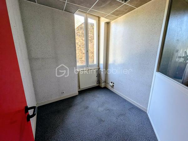 FOUGERES Cœur de ville - BSK Immobilier - Idéal investisseur avec un emplacement privilégié situé au centre ville de FOUGERES 35300, venez découvrir cet immeuble de rapport à rénover de 3 appartements et 1 cellule commerciale, préau et garage.

Ce bien avec possibilité de division comprend : 

Au rdc : Une cellule commerciale de 80m² environ avec un accueil / vitrine, 3 bureaux, une kitchenette, WC, des placards de rangement, un espace photocopieur, une salle de réunion avec son placard de stockage. Libre

Au 1er étage : Un appartement de 70,7m² environ avec une entrée, espace cuisine, pièce de vie surélevée, 2 chambres, salle de bain, wc séparés. Libre

Un studio de 22,3m² avec pièce de vie/chambre, une cuisine, salle d'eau avec WC. Libre

Au 2ème étage : Un appartement sous combles de 45,4m² comprenant un pièce de vie avec cuisine, 2 espaces nuits/chambres, une salle de bain, wc séparés (PAS DE PHOTOS SUR L'ANNONCE), actuellement loué

Un garage, grenier et un préau pour stationnement complètent le bien.
Plusieurs accès possibles pour division de l'appartement, grenier potentiellement aménageable sous validation de la collectivité.
Travaux à prévoir

Les plus : Centre ville, potentiel, investisseurs, ...