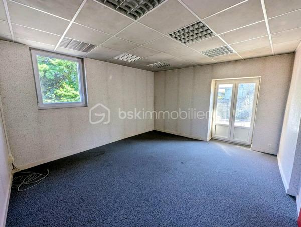 FOUGERES Cœur de ville - BSK Immobilier - Idéal investisseur avec un emplacement privilégié situé au centre ville de FOUGERES 35300, venez découvrir cet immeuble de rapport à rénover de 3 appartements et 1 cellule commerciale, préau et garage.

Ce bien avec possibilité de division comprend : 

Au rdc : Une cellule commerciale de 80m² environ avec un accueil / vitrine, 3 bureaux, une kitchenette, WC, des placards de rangement, un espace photocopieur, une salle de réunion avec son placard de stockage. Libre

Au 1er étage : Un appartement de 70,7m² environ avec une entrée, espace cuisine, pièce de vie surélevée, 2 chambres, salle de bain, wc séparés. Libre

Un studio de 22,3m² avec pièce de vie/chambre, une cuisine, salle d'eau avec WC. Libre

Au 2ème étage : Un appartement sous combles de 45,4m² comprenant un pièce de vie avec cuisine, 2 espaces nuits/chambres, une salle de bain, wc séparés (PAS DE PHOTOS SUR L'ANNONCE), actuellement loué

Un garage, grenier et un préau pour stationnement complètent le bien.
Plusieurs accès possibles pour division de l'appartement, grenier potentiellement aménageable sous validation de la collectivité.
Travaux à prévoir

Les plus : Centre ville, potentiel, investisseurs, ...