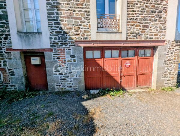 FOUGERES Cœur de ville - BSK Immobilier - Idéal investisseur avec un emplacement privilégié situé au centre ville de FOUGERES 35300, venez découvrir cet immeuble de rapport à rénover de 3 appartements et 1 cellule commerciale, préau et garage.

Ce bien avec possibilité de division comprend : 

Au rdc : Une cellule commerciale de 80m² environ avec un accueil / vitrine, 3 bureaux, une kitchenette, WC, des placards de rangement, un espace photocopieur, une salle de réunion avec son placard de stockage. Libre

Au 1er étage : Un appartement de 70,7m² environ avec une entrée, espace cuisine, pièce de vie surélevée, 2 chambres, salle de bain, wc séparés. Libre

Un studio de 22,3m² avec pièce de vie/chambre, une cuisine, salle d'eau avec WC. Libre

Au 2ème étage : Un appartement sous combles de 45,4m² comprenant un pièce de vie avec cuisine, 2 espaces nuits/chambres, une salle de bain, wc séparés (PAS DE PHOTOS SUR L'ANNONCE), actuellement loué

Un garage, grenier et un préau pour stationnement complètent le bien.
Plusieurs accès possibles pour division de l'appartement, grenier potentiellement aménageable sous validation de la collectivité.
Travaux à prévoir

Les plus : Centre ville, potentiel, investisseurs, ...