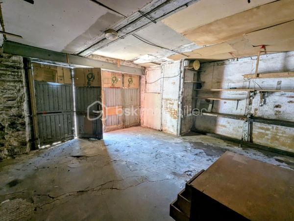 FOUGERES Cœur de ville - BSK Immobilier - Idéal investisseur avec un emplacement privilégié situé au centre ville de FOUGERES 35300, venez découvrir cet immeuble de rapport à rénover de 3 appartements et 1 cellule commerciale, préau et garage.

Ce bien avec possibilité de division comprend : 

Au rdc : Une cellule commerciale de 80m² environ avec un accueil / vitrine, 3 bureaux, une kitchenette, WC, des placards de rangement, un espace photocopieur, une salle de réunion avec son placard de stockage. Libre

Au 1er étage : Un appartement de 70,7m² environ avec une entrée, espace cuisine, pièce de vie surélevée, 2 chambres, salle de bain, wc séparés. Libre

Un studio de 22,3m² avec pièce de vie/chambre, une cuisine, salle d'eau avec WC. Libre

Au 2ème étage : Un appartement sous combles de 45,4m² comprenant un pièce de vie avec cuisine, 2 espaces nuits/chambres, une salle de bain, wc séparés (PAS DE PHOTOS SUR L'ANNONCE), actuellement loué

Un garage, grenier et un préau pour stationnement complètent le bien.
Plusieurs accès possibles pour division de l'appartement, grenier potentiellement aménageable sous validation de la collectivité.
Travaux à prévoir

Les plus : Centre ville, potentiel, investisseurs, ...