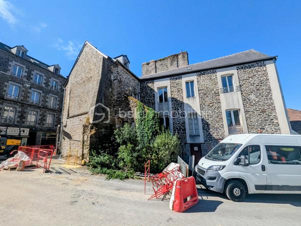 FOUGERES Cœur de ville - BSK Immobilier - Idéal investisseur avec un emplacement privilégié situé au centre ville de FOUGERES 35300, venez découvrir cet immeuble de rapport à rénover de 3 appartements et 1 cellule commerciale, préau et garage.

Ce bien avec possibilité de division comprend : 

Au rdc : Une cellule commerciale de 80m² environ avec un accueil / vitrine, 3 bureaux, une kitchenette, WC, des placards de rangement, un espace photocopieur, une salle de réunion avec son placard de stockage. Libre

Au 1er étage : Un appartement de 70,7m² environ avec une entrée, espace cuisine, pièce de vie surélevée, 2 chambres, salle de bain, wc séparés. Libre

Un studio de 22,3m² avec pièce de vie/chambre, une cuisine, salle d'eau avec WC. Libre

Au 2ème étage : Un appartement sous combles de 45,4m² comprenant un pièce de vie avec cuisine, 2 espaces nuits/chambres, une salle de bain, wc séparés (PAS DE PHOTOS SUR L'ANNONCE), actuellement loué

Un garage, grenier et un préau pour stationnement complètent le bien.
Plusieurs accès possibles pour division de l'appartement, grenier potentiellement aménageable sous validation de la collectivité.
Travaux à prévoir

Les plus : Centre ville, potentiel, investisseurs, ...
