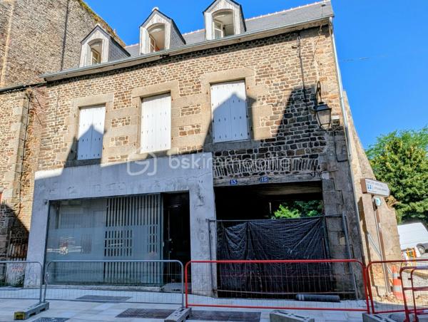 FOUGERES Cœur de ville - BSK Immobilier - Idéal investisseur avec un emplacement privilégié situé au centre ville de FOUGERES 35300, venez découvrir cet immeuble de rapport à rénover de 3 appartements et 1 cellule commerciale, préau et garage.

Ce bien avec possibilité de division comprend : 

Au rdc : Une cellule commerciale de 80m² environ avec un accueil / vitrine, 3 bureaux, une kitchenette, WC, des placards de rangement, un espace photocopieur, une salle de réunion avec son placard de stockage. Libre

Au 1er étage : Un appartement de 70,7m² environ avec une entrée, espace cuisine, pièce de vie surélevée, 2 chambres, salle de bain, wc séparés. Libre

Un studio de 22,3m² avec pièce de vie/chambre, une cuisine, salle d'eau avec WC. Libre

Au 2ème étage : Un appartement sous combles de 45,4m² comprenant un pièce de vie avec cuisine, 2 espaces nuits/chambres, une salle de bain, wc séparés (PAS DE PHOTOS SUR L'ANNONCE), actuellement loué

Un garage, grenier et un préau pour stationnement complètent le bien.
Plusieurs accès possibles pour division de l'appartement, grenier potentiellement aménageable sous validation de la collectivité.
Travaux à prévoir

Les plus : Centre ville, potentiel, investisseurs, ...