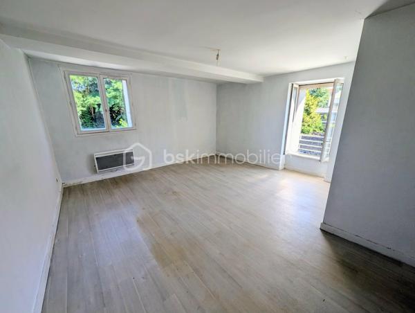 FOUGERES Cœur de ville - BSK Immobilier - Idéal investisseur avec un emplacement privilégié situé au centre ville de FOUGERES 35300, venez découvrir cet immeuble de rapport à rénover de 3 appartements et 1 cellule commerciale, préau et garage.

Ce bien avec possibilité de division comprend : 

Au rdc : Une cellule commerciale de 80m² environ avec un accueil / vitrine, 3 bureaux, une kitchenette, WC, des placards de rangement, un espace photocopieur, une salle de réunion avec son placard de stockage. Libre

Au 1er étage : Un appartement de 70,7m² environ avec une entrée, espace cuisine, pièce de vie surélevée, 2 chambres, salle de bain, wc séparés. Libre

Un studio de 22,3m² avec pièce de vie/chambre, une cuisine, salle d'eau avec WC. Libre

Au 2ème étage : Un appartement sous combles de 45,4m² comprenant un pièce de vie avec cuisine, 2 espaces nuits/chambres, une salle de bain, wc séparés (PAS DE PHOTOS SUR L'ANNONCE), actuellement loué

Un garage, grenier et un préau pour stationnement complètent le bien.
Plusieurs accès possibles pour division de l'appartement, grenier potentiellement aménageable sous validation de la collectivité.
Travaux à prévoir

Les plus : Centre ville, potentiel, investisseurs, ...