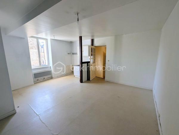 FOUGERES Cœur de ville - BSK Immobilier - Idéal investisseur avec un emplacement privilégié situé au centre ville de FOUGERES 35300, venez découvrir cet immeuble de rapport à rénover de 3 appartements et 1 cellule commerciale, préau et garage.

Ce bien avec possibilité de division comprend : 

Au rdc : Une cellule commerciale de 80m² environ avec un accueil / vitrine, 3 bureaux, une kitchenette, WC, des placards de rangement, un espace photocopieur, une salle de réunion avec son placard de stockage. Libre

Au 1er étage : Un appartement de 70,7m² environ avec une entrée, espace cuisine, pièce de vie surélevée, 2 chambres, salle de bain, wc séparés. Libre

Un studio de 22,3m² avec pièce de vie/chambre, une cuisine, salle d'eau avec WC. Libre

Au 2ème étage : Un appartement sous combles de 45,4m² comprenant un pièce de vie avec cuisine, 2 espaces nuits/chambres, une salle de bain, wc séparés (PAS DE PHOTOS SUR L'ANNONCE), actuellement loué

Un garage, grenier et un préau pour stationnement complètent le bien.
Plusieurs accès possibles pour division de l'appartement, grenier potentiellement aménageable sous validation de la collectivité.
Travaux à prévoir

Les plus : Centre ville, potentiel, investisseurs, ...