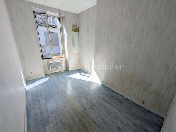 FOUGERES Cœur de ville - BSK Immobilier - Idéal investisseur avec un emplacement privilégié situé au centre ville de FOUGERES 35300, venez découvrir cet immeuble de rapport à rénover de 3 appartements et 1 cellule commerciale, préau et garage.

Ce bien avec possibilité de division comprend : 

Au rdc : Une cellule commerciale de 80m² environ avec un accueil / vitrine, 3 bureaux, une kitchenette, WC, des placards de rangement, un espace photocopieur, une salle de réunion avec son placard de stockage. Libre

Au 1er étage : Un appartement de 70,7m² environ avec une entrée, espace cuisine, pièce de vie surélevée, 2 chambres, salle de bain, wc séparés. Libre

Un studio de 22,3m² avec pièce de vie/chambre, une cuisine, salle d'eau avec WC. Libre

Au 2ème étage : Un appartement sous combles de 45,4m² comprenant un pièce de vie avec cuisine, 2 espaces nuits/chambres, une salle de bain, wc séparés (PAS DE PHOTOS SUR L'ANNONCE), actuellement loué

Un garage, grenier et un préau pour stationnement complètent le bien.
Plusieurs accès possibles pour division de l'appartement, grenier potentiellement aménageable sous validation de la collectivité.
Travaux à prévoir

Les plus : Centre ville, potentiel, investisseurs, ...