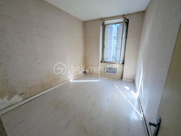 FOUGERES Cœur de ville - BSK Immobilier - Idéal investisseur avec un emplacement privilégié situé au centre ville de FOUGERES 35300, venez découvrir cet immeuble de rapport à rénover de 3 appartements et 1 cellule commerciale, préau et garage.

Ce bien avec possibilité de division comprend : 

Au rdc : Une cellule commerciale de 80m² environ avec un accueil / vitrine, 3 bureaux, une kitchenette, WC, des placards de rangement, un espace photocopieur, une salle de réunion avec son placard de stockage. Libre

Au 1er étage : Un appartement de 70,7m² environ avec une entrée, espace cuisine, pièce de vie surélevée, 2 chambres, salle de bain, wc séparés. Libre

Un studio de 22,3m² avec pièce de vie/chambre, une cuisine, salle d'eau avec WC. Libre

Au 2ème étage : Un appartement sous combles de 45,4m² comprenant un pièce de vie avec cuisine, 2 espaces nuits/chambres, une salle de bain, wc séparés (PAS DE PHOTOS SUR L'ANNONCE), actuellement loué

Un garage, grenier et un préau pour stationnement complètent le bien.
Plusieurs accès possibles pour division de l'appartement, grenier potentiellement aménageable sous validation de la collectivité.
Travaux à prévoir

Les plus : Centre ville, potentiel, investisseurs, ...