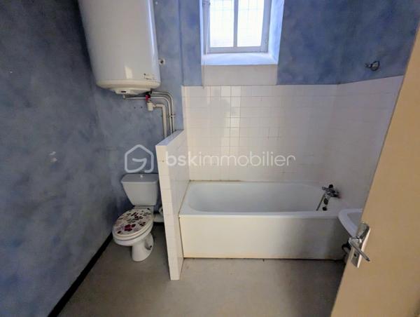 FOUGERES Cœur de ville - BSK Immobilier - Idéal investisseur avec un emplacement privilégié situé au centre ville de FOUGERES 35300, venez découvrir cet immeuble de rapport à rénover de 3 appartements et 1 cellule commerciale, préau et garage.

Ce bien avec possibilité de division comprend : 

Au rdc : Une cellule commerciale de 80m² environ avec un accueil / vitrine, 3 bureaux, une kitchenette, WC, des placards de rangement, un espace photocopieur, une salle de réunion avec son placard de stockage. Libre

Au 1er étage : Un appartement de 70,7m² environ avec une entrée, espace cuisine, pièce de vie surélevée, 2 chambres, salle de bain, wc séparés. Libre

Un studio de 22,3m² avec pièce de vie/chambre, une cuisine, salle d'eau avec WC. Libre

Au 2ème étage : Un appartement sous combles de 45,4m² comprenant un pièce de vie avec cuisine, 2 espaces nuits/chambres, une salle de bain, wc séparés (PAS DE PHOTOS SUR L'ANNONCE), actuellement loué

Un garage, grenier et un préau pour stationnement complètent le bien.
Plusieurs accès possibles pour division de l'appartement, grenier potentiellement aménageable sous validation de la collectivité.
Travaux à prévoir

Les plus : Centre ville, potentiel, investisseurs, ...