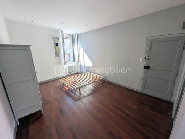 FOUGERES Cœur de ville - BSK Immobilier - Idéal investisseur avec un emplacement privilégié situé au centre ville de FOUGERES 35300, venez découvrir cet immeuble de rapport à rénover de 3 appartements et 1 cellule commerciale, préau et garage.

Ce bien avec possibilité de division comprend : 

Au rdc : Une cellule commerciale de 80m² environ avec un accueil / vitrine, 3 bureaux, une kitchenette, WC, des placards de rangement, un espace photocopieur, une salle de réunion avec son placard de stockage. Libre

Au 1er étage : Un appartement de 70,7m² environ avec une entrée, espace cuisine, pièce de vie surélevée, 2 chambres, salle de bain, wc séparés. Libre

Un studio de 22,3m² avec pièce de vie/chambre, une cuisine, salle d'eau avec WC. Libre

Au 2ème étage : Un appartement sous combles de 45,4m² comprenant un pièce de vie avec cuisine, 2 espaces nuits/chambres, une salle de bain, wc séparés (PAS DE PHOTOS SUR L'ANNONCE), actuellement loué

Un garage, grenier et un préau pour stationnement complètent le bien.
Plusieurs accès possibles pour division de l'appartement, grenier potentiellement aménageable sous validation de la collectivité.
Travaux à prévoir

Les plus : Centre ville, potentiel, investisseurs, ...