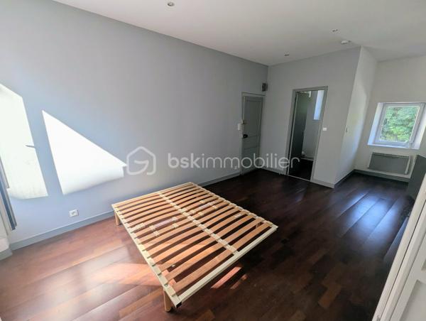 FOUGERES Cœur de ville - BSK Immobilier - Idéal investisseur avec un emplacement privilégié situé au centre ville de FOUGERES 35300, venez découvrir cet immeuble de rapport à rénover de 3 appartements et 1 cellule commerciale, préau et garage.

Ce bien avec possibilité de division comprend : 

Au rdc : Une cellule commerciale de 80m² environ avec un accueil / vitrine, 3 bureaux, une kitchenette, WC, des placards de rangement, un espace photocopieur, une salle de réunion avec son placard de stockage. Libre

Au 1er étage : Un appartement de 70,7m² environ avec une entrée, espace cuisine, pièce de vie surélevée, 2 chambres, salle de bain, wc séparés. Libre

Un studio de 22,3m² avec pièce de vie/chambre, une cuisine, salle d'eau avec WC. Libre

Au 2ème étage : Un appartement sous combles de 45,4m² comprenant un pièce de vie avec cuisine, 2 espaces nuits/chambres, une salle de bain, wc séparés (PAS DE PHOTOS SUR L'ANNONCE), actuellement loué

Un garage, grenier et un préau pour stationnement complètent le bien.
Plusieurs accès possibles pour division de l'appartement, grenier potentiellement aménageable sous validation de la collectivité.
Travaux à prévoir

Les plus : Centre ville, potentiel, investisseurs, ...