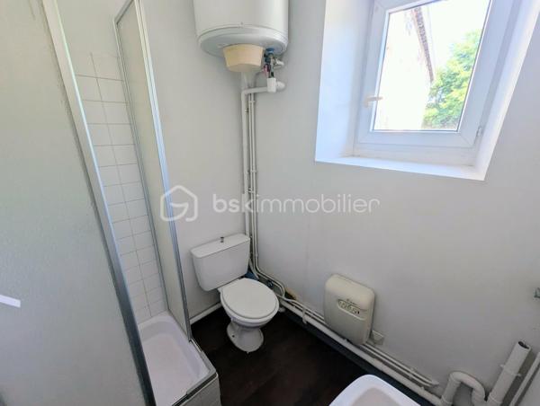FOUGERES Cœur de ville - BSK Immobilier - Idéal investisseur avec un emplacement privilégié situé au centre ville de FOUGERES 35300, venez découvrir cet immeuble de rapport à rénover de 3 appartements et 1 cellule commerciale, préau et garage.

Ce bien avec possibilité de division comprend : 

Au rdc : Une cellule commerciale de 80m² environ avec un accueil / vitrine, 3 bureaux, une kitchenette, WC, des placards de rangement, un espace photocopieur, une salle de réunion avec son placard de stockage. Libre

Au 1er étage : Un appartement de 70,7m² environ avec une entrée, espace cuisine, pièce de vie surélevée, 2 chambres, salle de bain, wc séparés. Libre

Un studio de 22,3m² avec pièce de vie/chambre, une cuisine, salle d'eau avec WC. Libre

Au 2ème étage : Un appartement sous combles de 45,4m² comprenant un pièce de vie avec cuisine, 2 espaces nuits/chambres, une salle de bain, wc séparés (PAS DE PHOTOS SUR L'ANNONCE), actuellement loué

Un garage, grenier et un préau pour stationnement complètent le bien.
Plusieurs accès possibles pour division de l'appartement, grenier potentiellement aménageable sous validation de la collectivité.
Travaux à prévoir

Les plus : Centre ville, potentiel, investisseurs, ...