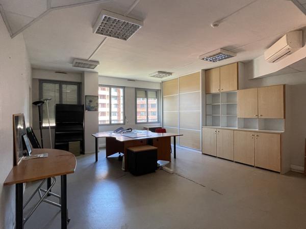 Bureau
         2 pièces
        - 71 m² Exclusivité 178 000 € *