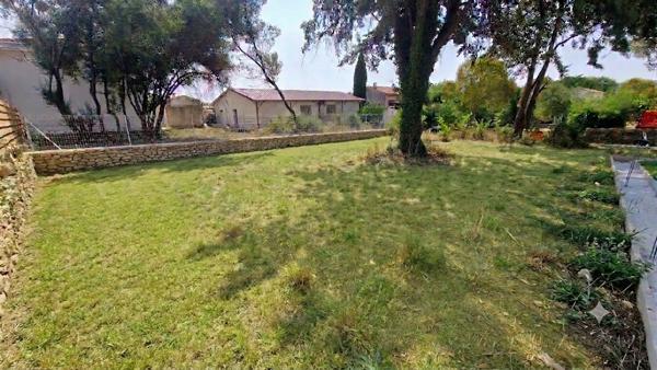 Terrain
        
        - 379 m² 162 000 € *