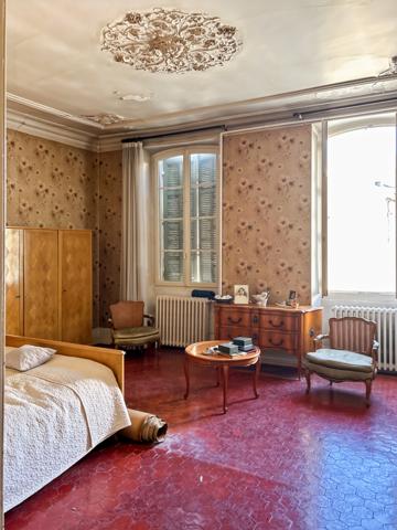 Cavaillon (84300) Cavaillon centre Appartement environ 139 m2, cave 51m2, terrasse 13m2 et patio 13m2