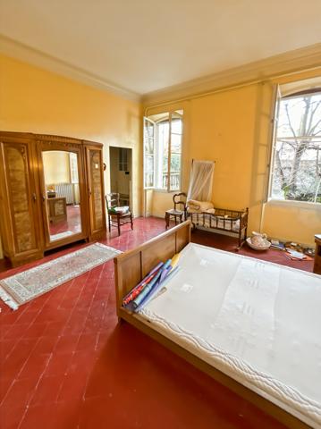 Cavaillon (84300) Cavaillon centre Appartement environ 139 m2, cave 51m2, terrasse 13m2 et patio 13m2