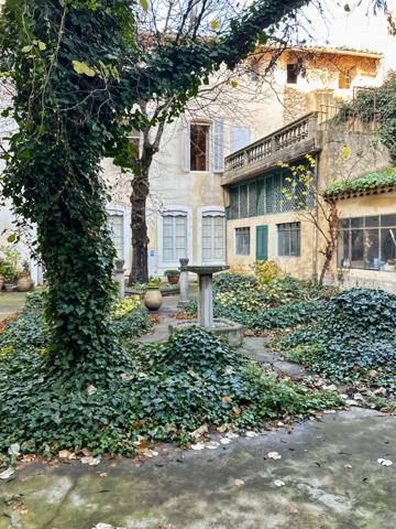 Cavaillon (84300) Cavaillon centre Appartement environ 139 m2, cave 51m2, terrasse 13m2 et patio 13m2