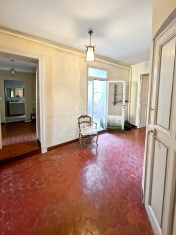 Cavaillon (84300) Cavaillon centre Appartement environ 139 m2, cave 51m2, terrasse 13m2 et patio 13m2