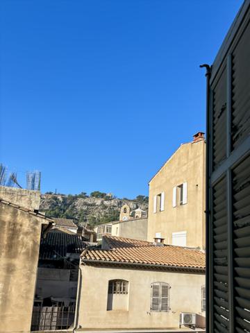 Cavaillon (84300) Cavaillon centre Appartement environ 139 m2, cave 51m2, terrasse 13m2 et patio 13m2