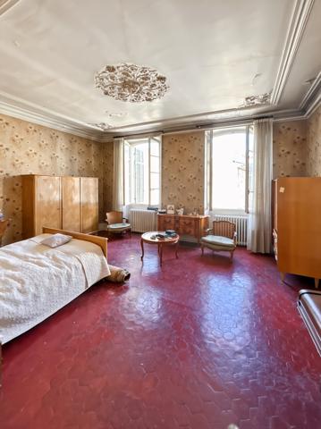 Cavaillon (84300) Cavaillon centre Appartement environ 139 m2, cave 51m2, terrasse 13m2 et patio 13m2