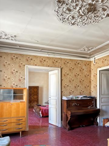 Cavaillon (84300) Cavaillon centre Appartement environ 139 m2, cave 51m2, terrasse 13m2 et patio 13m2