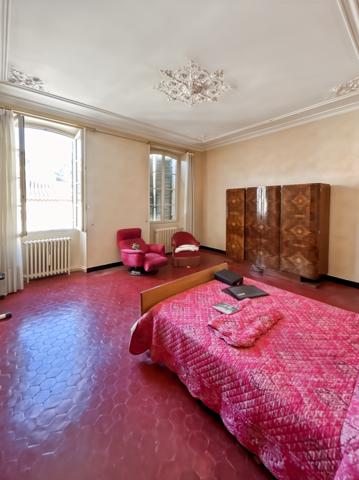 Cavaillon (84300) Cavaillon centre Appartement environ 139 m2, cave 51m2, terrasse 13m2 et patio 13m2