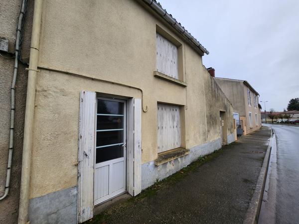 Nalliers (85370) Maison à rénover centre Nalliers
