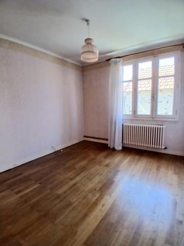 Maison familiale 4 pièces - 104 m2 - Bourg de Saint Philbert De Grand Lieu avec jardin 1111 m2