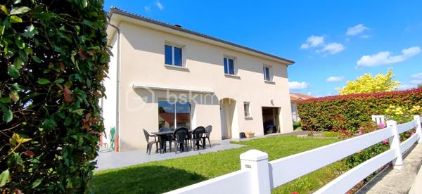 🏡 Coup de cœur familial : Magnifique maison lumineuse et spacieuse.
​ | Surface : 159 m² | Pièces : 10 | Garage : 35 m²
​Idéalement située dans un quartier résidentiel paisible, découvrez cette magnifique maison de 2006 qui allie à la perfection douceur de vivre et proximité urbaine. Un véritable havre de paix conçu pour offrir confort, convivialité et bien-être à toute la famille.
​🌟 Les points forts qui vont vous séduire :
​Espaces et Lumière : Avec ses 10 pièces généreuses et parfaitement agencées, cette villa est idéale pour les familles nombreuses ou les amoureux des grands volumes. Chaque pièce bénéficie d'une luminosité optimale et d'une atmosphère chaleureuse.
​Vie en extérieur : Profitez d'une superbe terrasse ensoleillée tout au long de la journée, parfaite pour vos moments de détente ou vos repas entre amis, en toute intimité. Son terrain plat et clôturé vous offre un vis à vis avec la nature.
​Potentiel et Modularité : En plus d'un grand garage de 35 m², la maison dispose d'une vaste chambre modulable selon vos envies (suite parentale, salle de jeux, pièce à thème, dressing ou bureau pour le télétravail).
​Emplacement de choix : Écoles, commerces et commodités sont accessibles en quelques minutes pour un quotidien 100 % serein.

Profitez de cette opportunité proposée par Frédéric Langlois, votre partenaire immobilier de confiance. Venez découvrir votre futur chez-vous !