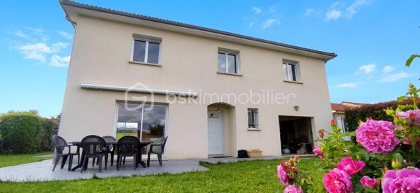 🏡 Coup de cœur familial : Magnifique maison lumineuse et spacieuse.
​ | Surface : 159 m² | Pièces : 10 | Garage : 35 m²
​Idéalement située dans un quartier résidentiel paisible, découvrez cette magnifique maison de 2006 qui allie à la perfection douceur de vivre et proximité urbaine. Un véritable havre de paix conçu pour offrir confort, convivialité et bien-être à toute la famille.
​🌟 Les points forts qui vont vous séduire :
​Espaces et Lumière : Avec ses 10 pièces généreuses et parfaitement agencées, cette villa est idéale pour les familles nombreuses ou les amoureux des grands volumes. Chaque pièce bénéficie d'une luminosité optimale et d'une atmosphère chaleureuse.
​Vie en extérieur : Profitez d'une superbe terrasse ensoleillée tout au long de la journée, parfaite pour vos moments de détente ou vos repas entre amis, en toute intimité. Son terrain plat et clôturé vous offre un vis à vis avec la nature.
​Potentiel et Modularité : En plus d'un grand garage de 35 m², la maison dispose d'une vaste chambre modulable selon vos envies (suite parentale, salle de jeux, pièce à thème, dressing ou bureau pour le télétravail).
​Emplacement de choix : Écoles, commerces et commodités sont accessibles en quelques minutes pour un quotidien 100 % serein.

Profitez de cette opportunité proposée par Frédéric Langlois, votre partenaire immobilier de confiance. Venez découvrir votre futur chez-vous !