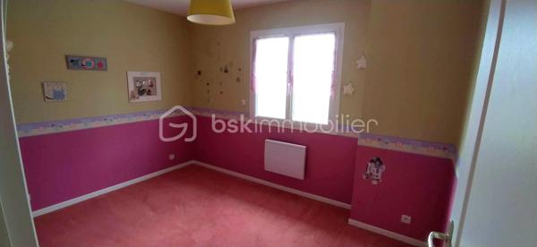 🏡 Coup de cœur familial : Magnifique maison lumineuse et spacieuse.
​ | Surface : 159 m² | Pièces : 10 | Garage : 35 m²
​Idéalement située dans un quartier résidentiel paisible, découvrez cette magnifique maison de 2006 qui allie à la perfection douceur de vivre et proximité urbaine. Un véritable havre de paix conçu pour offrir confort, convivialité et bien-être à toute la famille.
​🌟 Les points forts qui vont vous séduire :
​Espaces et Lumière : Avec ses 10 pièces généreuses et parfaitement agencées, cette villa est idéale pour les familles nombreuses ou les amoureux des grands volumes. Chaque pièce bénéficie d'une luminosité optimale et d'une atmosphère chaleureuse.
​Vie en extérieur : Profitez d'une superbe terrasse ensoleillée tout au long de la journée, parfaite pour vos moments de détente ou vos repas entre amis, en toute intimité. Son terrain plat et clôturé vous offre un vis à vis avec la nature.
​Potentiel et Modularité : En plus d'un grand garage de 35 m², la maison dispose d'une vaste chambre modulable selon vos envies (suite parentale, salle de jeux, pièce à thème, dressing ou bureau pour le télétravail).
​Emplacement de choix : Écoles, commerces et commodités sont accessibles en quelques minutes pour un quotidien 100 % serein.

Profitez de cette opportunité proposée par Frédéric Langlois, votre partenaire immobilier de confiance. Venez découvrir votre futur chez-vous !