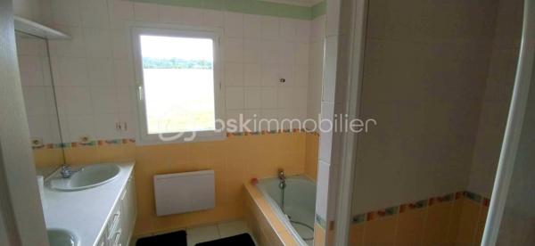 🏡 Coup de cœur familial : Magnifique maison lumineuse et spacieuse.
​ | Surface : 159 m² | Pièces : 10 | Garage : 35 m²
​Idéalement située dans un quartier résidentiel paisible, découvrez cette magnifique maison de 2006 qui allie à la perfection douceur de vivre et proximité urbaine. Un véritable havre de paix conçu pour offrir confort, convivialité et bien-être à toute la famille.
​🌟 Les points forts qui vont vous séduire :
​Espaces et Lumière : Avec ses 10 pièces généreuses et parfaitement agencées, cette villa est idéale pour les familles nombreuses ou les amoureux des grands volumes. Chaque pièce bénéficie d'une luminosité optimale et d'une atmosphère chaleureuse.
​Vie en extérieur : Profitez d'une superbe terrasse ensoleillée tout au long de la journée, parfaite pour vos moments de détente ou vos repas entre amis, en toute intimité. Son terrain plat et clôturé vous offre un vis à vis avec la nature.
​Potentiel et Modularité : En plus d'un grand garage de 35 m², la maison dispose d'une vaste chambre modulable selon vos envies (suite parentale, salle de jeux, pièce à thème, dressing ou bureau pour le télétravail).
​Emplacement de choix : Écoles, commerces et commodités sont accessibles en quelques minutes pour un quotidien 100 % serein.

Profitez de cette opportunité proposée par Frédéric Langlois, votre partenaire immobilier de confiance. Venez découvrir votre futur chez-vous !