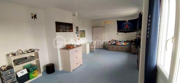 🏡 Coup de cœur familial : Magnifique maison lumineuse et spacieuse.
​ | Surface : 159 m² | Pièces : 10 | Garage : 35 m²
​Idéalement située dans un quartier résidentiel paisible, découvrez cette magnifique maison de 2006 qui allie à la perfection douceur de vivre et proximité urbaine. Un véritable havre de paix conçu pour offrir confort, convivialité et bien-être à toute la famille.
​🌟 Les points forts qui vont vous séduire :
​Espaces et Lumière : Avec ses 10 pièces généreuses et parfaitement agencées, cette villa est idéale pour les familles nombreuses ou les amoureux des grands volumes. Chaque pièce bénéficie d'une luminosité optimale et d'une atmosphère chaleureuse.
​Vie en extérieur : Profitez d'une superbe terrasse ensoleillée tout au long de la journée, parfaite pour vos moments de détente ou vos repas entre amis, en toute intimité. Son terrain plat et clôturé vous offre un vis à vis avec la nature.
​Potentiel et Modularité : En plus d'un grand garage de 35 m², la maison dispose d'une vaste chambre modulable selon vos envies (suite parentale, salle de jeux, pièce à thème, dressing ou bureau pour le télétravail).
​Emplacement de choix : Écoles, commerces et commodités sont accessibles en quelques minutes pour un quotidien 100 % serein.

Profitez de cette opportunité proposée par Frédéric Langlois, votre partenaire immobilier de confiance. Venez découvrir votre futur chez-vous !