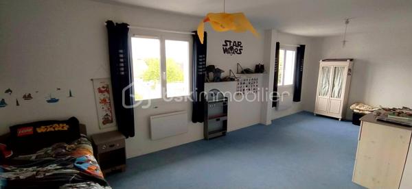 🏡 Coup de cœur familial : Magnifique maison lumineuse et spacieuse.
​ | Surface : 159 m² | Pièces : 10 | Garage : 35 m²
​Idéalement située dans un quartier résidentiel paisible, découvrez cette magnifique maison de 2006 qui allie à la perfection douceur de vivre et proximité urbaine. Un véritable havre de paix conçu pour offrir confort, convivialité et bien-être à toute la famille.
​🌟 Les points forts qui vont vous séduire :
​Espaces et Lumière : Avec ses 10 pièces généreuses et parfaitement agencées, cette villa est idéale pour les familles nombreuses ou les amoureux des grands volumes. Chaque pièce bénéficie d'une luminosité optimale et d'une atmosphère chaleureuse.
​Vie en extérieur : Profitez d'une superbe terrasse ensoleillée tout au long de la journée, parfaite pour vos moments de détente ou vos repas entre amis, en toute intimité. Son terrain plat et clôturé vous offre un vis à vis avec la nature.
​Potentiel et Modularité : En plus d'un grand garage de 35 m², la maison dispose d'une vaste chambre modulable selon vos envies (suite parentale, salle de jeux, pièce à thème, dressing ou bureau pour le télétravail).
​Emplacement de choix : Écoles, commerces et commodités sont accessibles en quelques minutes pour un quotidien 100 % serein.

Profitez de cette opportunité proposée par Frédéric Langlois, votre partenaire immobilier de confiance. Venez découvrir votre futur chez-vous !