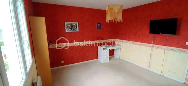 🏡 Coup de cœur familial : Magnifique maison lumineuse et spacieuse.
​ | Surface : 159 m² | Pièces : 10 | Garage : 35 m²
​Idéalement située dans un quartier résidentiel paisible, découvrez cette magnifique maison de 2006 qui allie à la perfection douceur de vivre et proximité urbaine. Un véritable havre de paix conçu pour offrir confort, convivialité et bien-être à toute la famille.
​🌟 Les points forts qui vont vous séduire :
​Espaces et Lumière : Avec ses 10 pièces généreuses et parfaitement agencées, cette villa est idéale pour les familles nombreuses ou les amoureux des grands volumes. Chaque pièce bénéficie d'une luminosité optimale et d'une atmosphère chaleureuse.
​Vie en extérieur : Profitez d'une superbe terrasse ensoleillée tout au long de la journée, parfaite pour vos moments de détente ou vos repas entre amis, en toute intimité. Son terrain plat et clôturé vous offre un vis à vis avec la nature.
​Potentiel et Modularité : En plus d'un grand garage de 35 m², la maison dispose d'une vaste chambre modulable selon vos envies (suite parentale, salle de jeux, pièce à thème, dressing ou bureau pour le télétravail).
​Emplacement de choix : Écoles, commerces et commodités sont accessibles en quelques minutes pour un quotidien 100 % serein.

Profitez de cette opportunité proposée par Frédéric Langlois, votre partenaire immobilier de confiance. Venez découvrir votre futur chez-vous !