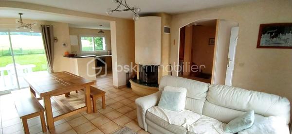🏡 Coup de cœur familial : Magnifique maison lumineuse et spacieuse.
​ | Surface : 159 m² | Pièces : 10 | Garage : 35 m²
​Idéalement située dans un quartier résidentiel paisible, découvrez cette magnifique maison de 2006 qui allie à la perfection douceur de vivre et proximité urbaine. Un véritable havre de paix conçu pour offrir confort, convivialité et bien-être à toute la famille.
​🌟 Les points forts qui vont vous séduire :
​Espaces et Lumière : Avec ses 10 pièces généreuses et parfaitement agencées, cette villa est idéale pour les familles nombreuses ou les amoureux des grands volumes. Chaque pièce bénéficie d'une luminosité optimale et d'une atmosphère chaleureuse.
​Vie en extérieur : Profitez d'une superbe terrasse ensoleillée tout au long de la journée, parfaite pour vos moments de détente ou vos repas entre amis, en toute intimité. Son terrain plat et clôturé vous offre un vis à vis avec la nature.
​Potentiel et Modularité : En plus d'un grand garage de 35 m², la maison dispose d'une vaste chambre modulable selon vos envies (suite parentale, salle de jeux, pièce à thème, dressing ou bureau pour le télétravail).
​Emplacement de choix : Écoles, commerces et commodités sont accessibles en quelques minutes pour un quotidien 100 % serein.

Profitez de cette opportunité proposée par Frédéric Langlois, votre partenaire immobilier de confiance. Venez découvrir votre futur chez-vous !