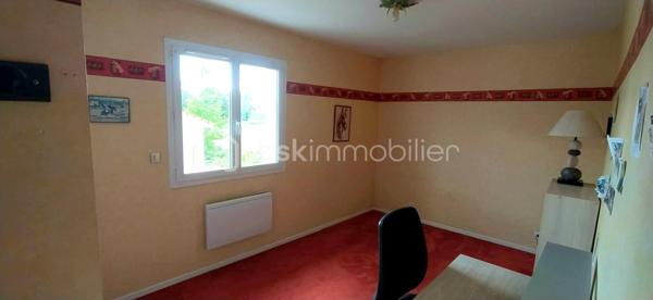 🏡 Coup de cœur familial : Magnifique maison lumineuse et spacieuse.
​ | Surface : 159 m² | Pièces : 10 | Garage : 35 m²
​Idéalement située dans un quartier résidentiel paisible, découvrez cette magnifique maison de 2006 qui allie à la perfection douceur de vivre et proximité urbaine. Un véritable havre de paix conçu pour offrir confort, convivialité et bien-être à toute la famille.
​🌟 Les points forts qui vont vous séduire :
​Espaces et Lumière : Avec ses 10 pièces généreuses et parfaitement agencées, cette villa est idéale pour les familles nombreuses ou les amoureux des grands volumes. Chaque pièce bénéficie d'une luminosité optimale et d'une atmosphère chaleureuse.
​Vie en extérieur : Profitez d'une superbe terrasse ensoleillée tout au long de la journée, parfaite pour vos moments de détente ou vos repas entre amis, en toute intimité. Son terrain plat et clôturé vous offre un vis à vis avec la nature.
​Potentiel et Modularité : En plus d'un grand garage de 35 m², la maison dispose d'une vaste chambre modulable selon vos envies (suite parentale, salle de jeux, pièce à thème, dressing ou bureau pour le télétravail).
​Emplacement de choix : Écoles, commerces et commodités sont accessibles en quelques minutes pour un quotidien 100 % serein.

Profitez de cette opportunité proposée par Frédéric Langlois, votre partenaire immobilier de confiance. Venez découvrir votre futur chez-vous !