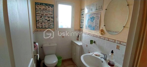🏡 Coup de cœur familial : Magnifique maison lumineuse et spacieuse.
​ | Surface : 159 m² | Pièces : 10 | Garage : 35 m²
​Idéalement située dans un quartier résidentiel paisible, découvrez cette magnifique maison de 2006 qui allie à la perfection douceur de vivre et proximité urbaine. Un véritable havre de paix conçu pour offrir confort, convivialité et bien-être à toute la famille.
​🌟 Les points forts qui vont vous séduire :
​Espaces et Lumière : Avec ses 10 pièces généreuses et parfaitement agencées, cette villa est idéale pour les familles nombreuses ou les amoureux des grands volumes. Chaque pièce bénéficie d'une luminosité optimale et d'une atmosphère chaleureuse.
​Vie en extérieur : Profitez d'une superbe terrasse ensoleillée tout au long de la journée, parfaite pour vos moments de détente ou vos repas entre amis, en toute intimité. Son terrain plat et clôturé vous offre un vis à vis avec la nature.
​Potentiel et Modularité : En plus d'un grand garage de 35 m², la maison dispose d'une vaste chambre modulable selon vos envies (suite parentale, salle de jeux, pièce à thème, dressing ou bureau pour le télétravail).
​Emplacement de choix : Écoles, commerces et commodités sont accessibles en quelques minutes pour un quotidien 100 % serein.

Profitez de cette opportunité proposée par Frédéric Langlois, votre partenaire immobilier de confiance. Venez découvrir votre futur chez-vous !