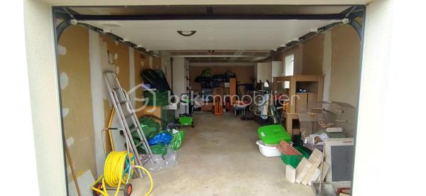 🏡 Coup de cœur familial : Magnifique maison lumineuse et spacieuse.
​ | Surface : 159 m² | Pièces : 10 | Garage : 35 m²
​Idéalement située dans un quartier résidentiel paisible, découvrez cette magnifique maison de 2006 qui allie à la perfection douceur de vivre et proximité urbaine. Un véritable havre de paix conçu pour offrir confort, convivialité et bien-être à toute la famille.
​🌟 Les points forts qui vont vous séduire :
​Espaces et Lumière : Avec ses 10 pièces généreuses et parfaitement agencées, cette villa est idéale pour les familles nombreuses ou les amoureux des grands volumes. Chaque pièce bénéficie d'une luminosité optimale et d'une atmosphère chaleureuse.
​Vie en extérieur : Profitez d'une superbe terrasse ensoleillée tout au long de la journée, parfaite pour vos moments de détente ou vos repas entre amis, en toute intimité. Son terrain plat et clôturé vous offre un vis à vis avec la nature.
​Potentiel et Modularité : En plus d'un grand garage de 35 m², la maison dispose d'une vaste chambre modulable selon vos envies (suite parentale, salle de jeux, pièce à thème, dressing ou bureau pour le télétravail).
​Emplacement de choix : Écoles, commerces et commodités sont accessibles en quelques minutes pour un quotidien 100 % serein.

Profitez de cette opportunité proposée par Frédéric Langlois, votre partenaire immobilier de confiance. Venez découvrir votre futur chez-vous !