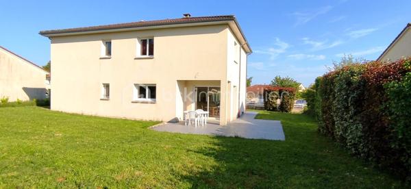 🏡 Coup de cœur familial : Magnifique maison lumineuse et spacieuse.
​ | Surface : 159 m² | Pièces : 10 | Garage : 35 m²
​Idéalement située dans un quartier résidentiel paisible, découvrez cette magnifique maison de 2006 qui allie à la perfection douceur de vivre et proximité urbaine. Un véritable havre de paix conçu pour offrir confort, convivialité et bien-être à toute la famille.
​🌟 Les points forts qui vont vous séduire :
​Espaces et Lumière : Avec ses 10 pièces généreuses et parfaitement agencées, cette villa est idéale pour les familles nombreuses ou les amoureux des grands volumes. Chaque pièce bénéficie d'une luminosité optimale et d'une atmosphère chaleureuse.
​Vie en extérieur : Profitez d'une superbe terrasse ensoleillée tout au long de la journée, parfaite pour vos moments de détente ou vos repas entre amis, en toute intimité. Son terrain plat et clôturé vous offre un vis à vis avec la nature.
​Potentiel et Modularité : En plus d'un grand garage de 35 m², la maison dispose d'une vaste chambre modulable selon vos envies (suite parentale, salle de jeux, pièce à thème, dressing ou bureau pour le télétravail).
​Emplacement de choix : Écoles, commerces et commodités sont accessibles en quelques minutes pour un quotidien 100 % serein.

Profitez de cette opportunité proposée par Frédéric Langlois, votre partenaire immobilier de confiance. Venez découvrir votre futur chez-vous !