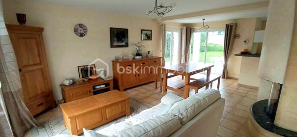 🏡 Coup de cœur familial : Magnifique maison lumineuse et spacieuse.
​ | Surface : 159 m² | Pièces : 10 | Garage : 35 m²
​Idéalement située dans un quartier résidentiel paisible, découvrez cette magnifique maison de 2006 qui allie à la perfection douceur de vivre et proximité urbaine. Un véritable havre de paix conçu pour offrir confort, convivialité et bien-être à toute la famille.
​🌟 Les points forts qui vont vous séduire :
​Espaces et Lumière : Avec ses 10 pièces généreuses et parfaitement agencées, cette villa est idéale pour les familles nombreuses ou les amoureux des grands volumes. Chaque pièce bénéficie d'une luminosité optimale et d'une atmosphère chaleureuse.
​Vie en extérieur : Profitez d'une superbe terrasse ensoleillée tout au long de la journée, parfaite pour vos moments de détente ou vos repas entre amis, en toute intimité. Son terrain plat et clôturé vous offre un vis à vis avec la nature.
​Potentiel et Modularité : En plus d'un grand garage de 35 m², la maison dispose d'une vaste chambre modulable selon vos envies (suite parentale, salle de jeux, pièce à thème, dressing ou bureau pour le télétravail).
​Emplacement de choix : Écoles, commerces et commodités sont accessibles en quelques minutes pour un quotidien 100 % serein.

Profitez de cette opportunité proposée par Frédéric Langlois, votre partenaire immobilier de confiance. Venez découvrir votre futur chez-vous !