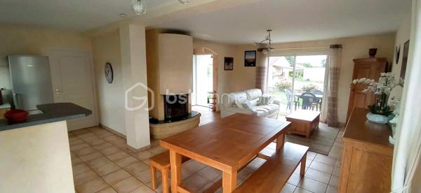 🏡 Coup de cœur familial : Magnifique maison lumineuse et spacieuse.
​ | Surface : 159 m² | Pièces : 10 | Garage : 35 m²
​Idéalement située dans un quartier résidentiel paisible, découvrez cette magnifique maison de 2006 qui allie à la perfection douceur de vivre et proximité urbaine. Un véritable havre de paix conçu pour offrir confort, convivialité et bien-être à toute la famille.
​🌟 Les points forts qui vont vous séduire :
​Espaces et Lumière : Avec ses 10 pièces généreuses et parfaitement agencées, cette villa est idéale pour les familles nombreuses ou les amoureux des grands volumes. Chaque pièce bénéficie d'une luminosité optimale et d'une atmosphère chaleureuse.
​Vie en extérieur : Profitez d'une superbe terrasse ensoleillée tout au long de la journée, parfaite pour vos moments de détente ou vos repas entre amis, en toute intimité. Son terrain plat et clôturé vous offre un vis à vis avec la nature.
​Potentiel et Modularité : En plus d'un grand garage de 35 m², la maison dispose d'une vaste chambre modulable selon vos envies (suite parentale, salle de jeux, pièce à thème, dressing ou bureau pour le télétravail).
​Emplacement de choix : Écoles, commerces et commodités sont accessibles en quelques minutes pour un quotidien 100 % serein.

Profitez de cette opportunité proposée par Frédéric Langlois, votre partenaire immobilier de confiance. Venez découvrir votre futur chez-vous !