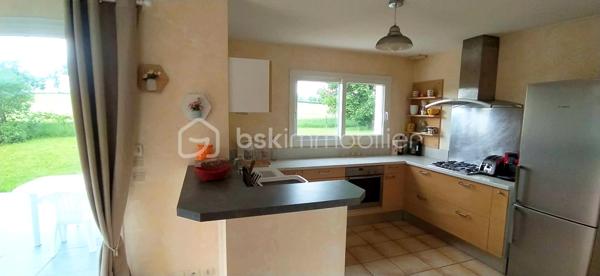 🏡 Coup de cœur familial : Magnifique maison lumineuse et spacieuse.
​ | Surface : 159 m² | Pièces : 10 | Garage : 35 m²
​Idéalement située dans un quartier résidentiel paisible, découvrez cette magnifique maison de 2006 qui allie à la perfection douceur de vivre et proximité urbaine. Un véritable havre de paix conçu pour offrir confort, convivialité et bien-être à toute la famille.
​🌟 Les points forts qui vont vous séduire :
​Espaces et Lumière : Avec ses 10 pièces généreuses et parfaitement agencées, cette villa est idéale pour les familles nombreuses ou les amoureux des grands volumes. Chaque pièce bénéficie d'une luminosité optimale et d'une atmosphère chaleureuse.
​Vie en extérieur : Profitez d'une superbe terrasse ensoleillée tout au long de la journée, parfaite pour vos moments de détente ou vos repas entre amis, en toute intimité. Son terrain plat et clôturé vous offre un vis à vis avec la nature.
​Potentiel et Modularité : En plus d'un grand garage de 35 m², la maison dispose d'une vaste chambre modulable selon vos envies (suite parentale, salle de jeux, pièce à thème, dressing ou bureau pour le télétravail).
​Emplacement de choix : Écoles, commerces et commodités sont accessibles en quelques minutes pour un quotidien 100 % serein.

Profitez de cette opportunité proposée par Frédéric Langlois, votre partenaire immobilier de confiance. Venez découvrir votre futur chez-vous !
