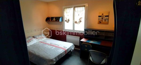 🏡 Coup de cœur familial : Magnifique maison lumineuse et spacieuse.
​ | Surface : 159 m² | Pièces : 10 | Garage : 35 m²
​Idéalement située dans un quartier résidentiel paisible, découvrez cette magnifique maison de 2006 qui allie à la perfection douceur de vivre et proximité urbaine. Un véritable havre de paix conçu pour offrir confort, convivialité et bien-être à toute la famille.
​🌟 Les points forts qui vont vous séduire :
​Espaces et Lumière : Avec ses 10 pièces généreuses et parfaitement agencées, cette villa est idéale pour les familles nombreuses ou les amoureux des grands volumes. Chaque pièce bénéficie d'une luminosité optimale et d'une atmosphère chaleureuse.
​Vie en extérieur : Profitez d'une superbe terrasse ensoleillée tout au long de la journée, parfaite pour vos moments de détente ou vos repas entre amis, en toute intimité. Son terrain plat et clôturé vous offre un vis à vis avec la nature.
​Potentiel et Modularité : En plus d'un grand garage de 35 m², la maison dispose d'une vaste chambre modulable selon vos envies (suite parentale, salle de jeux, pièce à thème, dressing ou bureau pour le télétravail).
​Emplacement de choix : Écoles, commerces et commodités sont accessibles en quelques minutes pour un quotidien 100 % serein.

Profitez de cette opportunité proposée par Frédéric Langlois, votre partenaire immobilier de confiance. Venez découvrir votre futur chez-vous !