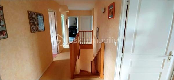 🏡 Coup de cœur familial : Magnifique maison lumineuse et spacieuse.
​ | Surface : 159 m² | Pièces : 10 | Garage : 35 m²
​Idéalement située dans un quartier résidentiel paisible, découvrez cette magnifique maison de 2006 qui allie à la perfection douceur de vivre et proximité urbaine. Un véritable havre de paix conçu pour offrir confort, convivialité et bien-être à toute la famille.
​🌟 Les points forts qui vont vous séduire :
​Espaces et Lumière : Avec ses 10 pièces généreuses et parfaitement agencées, cette villa est idéale pour les familles nombreuses ou les amoureux des grands volumes. Chaque pièce bénéficie d'une luminosité optimale et d'une atmosphère chaleureuse.
​Vie en extérieur : Profitez d'une superbe terrasse ensoleillée tout au long de la journée, parfaite pour vos moments de détente ou vos repas entre amis, en toute intimité. Son terrain plat et clôturé vous offre un vis à vis avec la nature.
​Potentiel et Modularité : En plus d'un grand garage de 35 m², la maison dispose d'une vaste chambre modulable selon vos envies (suite parentale, salle de jeux, pièce à thème, dressing ou bureau pour le télétravail).
​Emplacement de choix : Écoles, commerces et commodités sont accessibles en quelques minutes pour un quotidien 100 % serein.

Profitez de cette opportunité proposée par Frédéric Langlois, votre partenaire immobilier de confiance. Venez découvrir votre futur chez-vous !